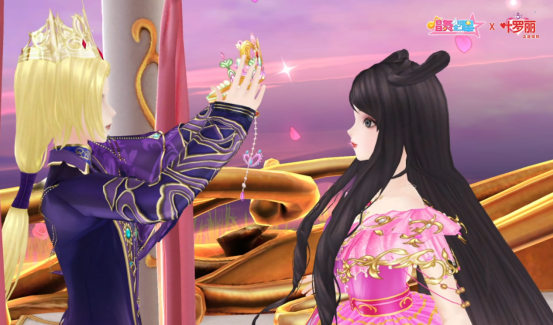 舞台上的金王子与罗丽共舞，灯光聚焦，花瓣飞舞，气氛唯美动人