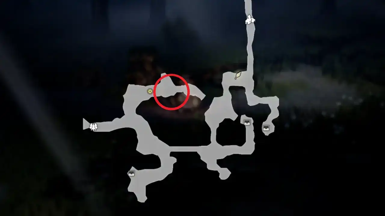 小路上的巨大食人花张开血盆大口，背后阴影中露出一角写满文字的古老纸片