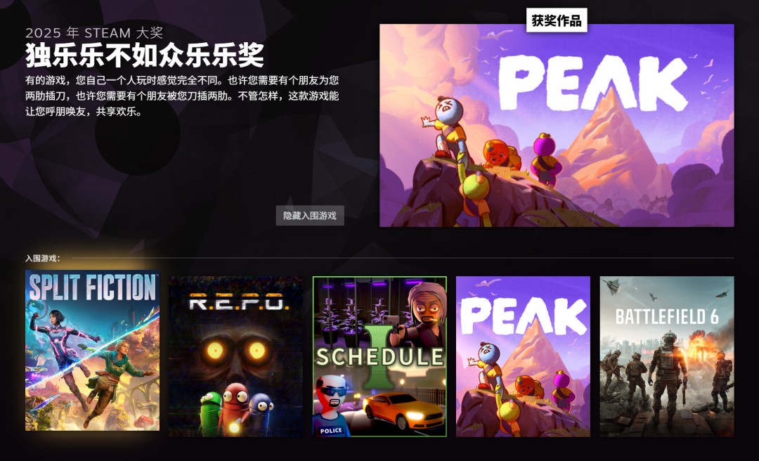 《寂静岭f》街道场景，浓雾笼罩破败小镇，红色电话亭孤零零立于路旁，地面血迹斑驳，气氛阴森