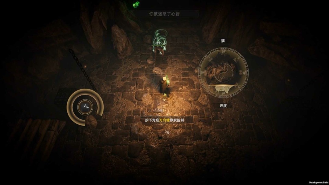 角色划船穿过雾气弥漫的河流，两岸枯树挂满白布条，远处隐约可见倒塌的牌坊