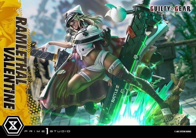 雕像侧面视角，展示披风与巨剑的立体结构及底座特效细节