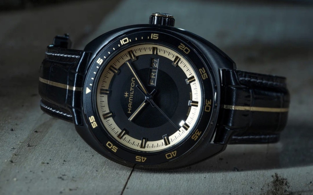 美国经典泛欧系列联名腕表特写，表盘带有《生化危机》风格LOGO与红色指针细节