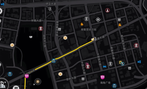 游戏实机画面：主角驾驶摩托车在十字路口急刹，前方三只泛着紫光的机械蜘蛛状怪物正扑来，角色已拔出电磁匕首准备迎战，背景交通信号灯闪烁异常红光