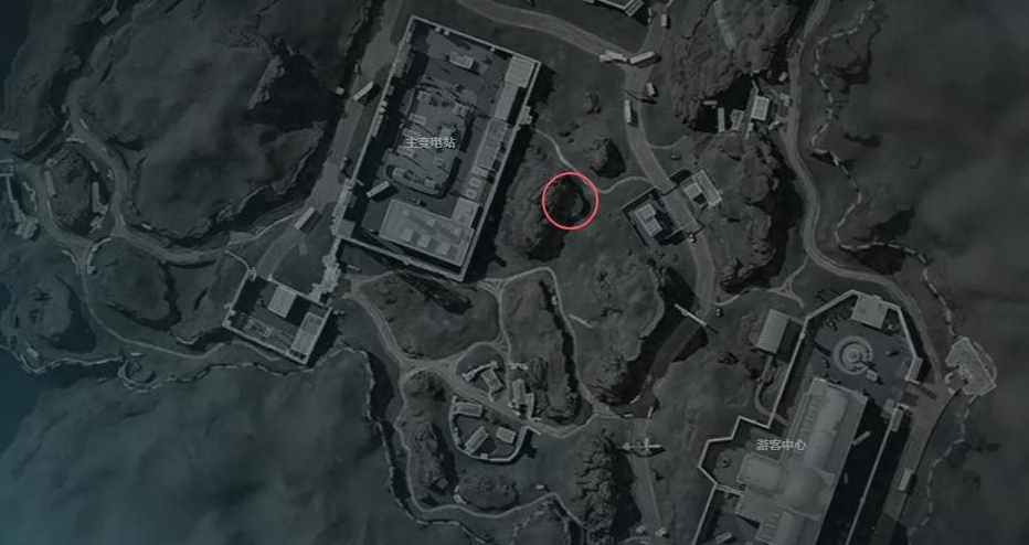 主变电站右侧地面视角：锈迹斑斑的圆形铸铁井盖半开启，梯子末端隐没于幽暗竖井中