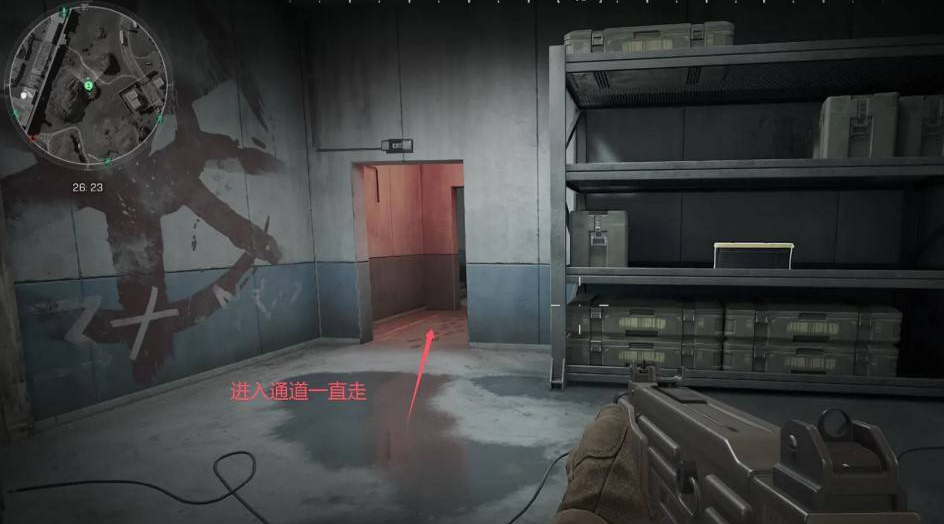 管廊尽头平台实景：生锈钢制平台悬于深沟上方，右侧可见向下倾斜的窄缝入口