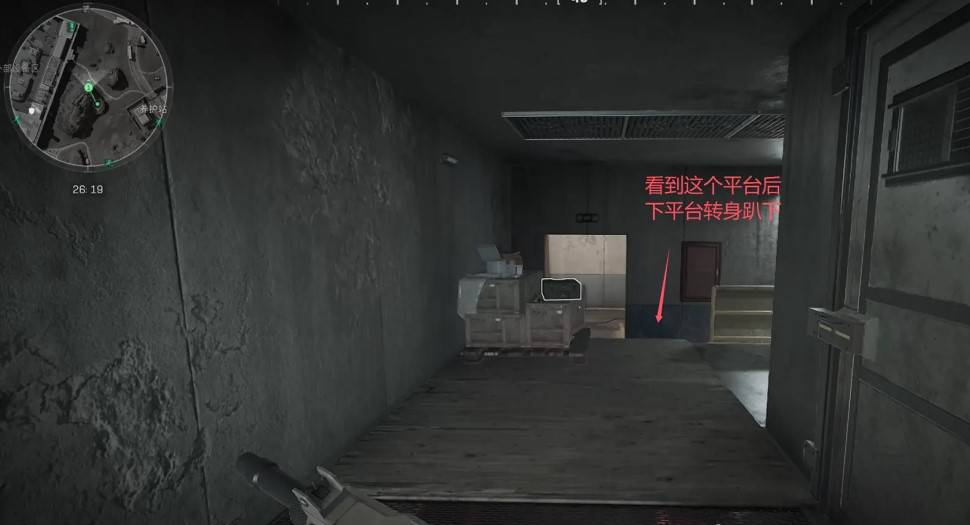 匍匐通道内部视角：仅容单人通过的压低式金属涵洞，顶部悬挂滴水管道，前方隐约透出微光