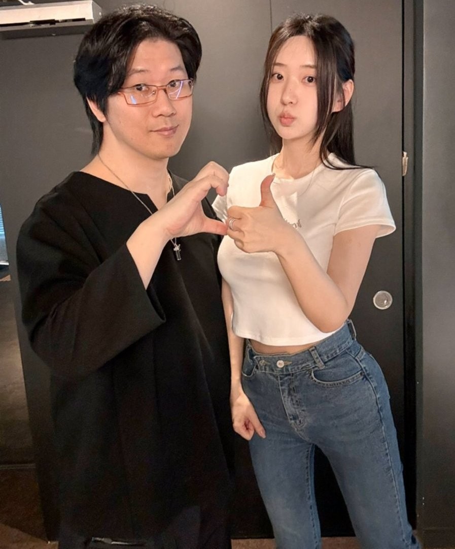 《波斯王子：时之砂》重制版游戏截图对比：左侧为原版PS2经典画面，右侧为新版建模与UI界面，光影风格差异显著