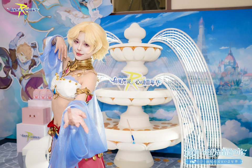 玩家特写镜头：一位戴RO主题发箍的女性玩家紧盯屏幕，手指快速操作，画面中角色正骑乘坐骑飞跃断崖，远方山脉连绵不绝