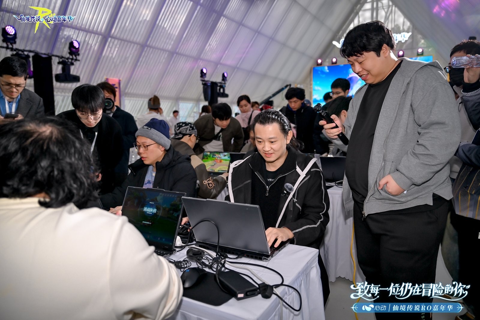 散场后人群依依不舍合影留念，有人穿着RO经典职业cos服，有人高举自制‘下一个十年，继续南门见’手幅