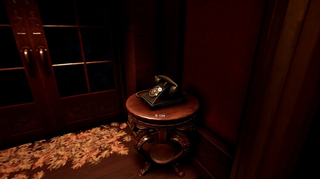 玩家角色手持听筒的Q版像素特写，听筒传出柔和蓝光，背景虚化处隐约可见未接来电列表滚动效果