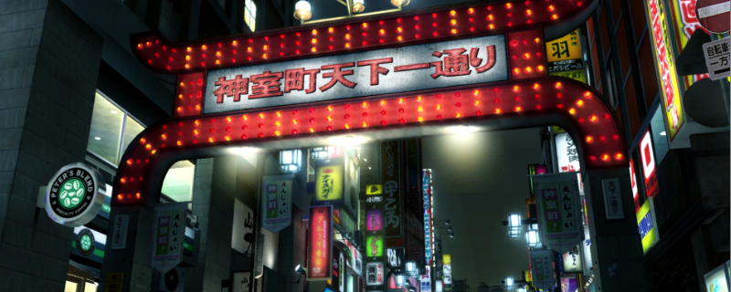 《如龙3》主视觉图：桐生一马身穿浅色衬衫立于冲绳海边坡道，背后是蓝白相间的‘牵牛花’孤儿院木屋，阳光洒落，远处海面泛光，整体氛围宁静却蕴藏力量