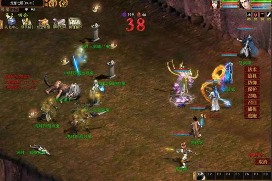 神龙大炮操作实拍：三名玩家围拢炮台，界面显示‘装填中’倒计时，炮口泛起青色能量光晕，远处敌方城门轮廓清晰可见