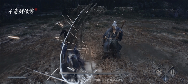 游戏实机战斗截图：主角持长剑凌空跃斩，黄蓉双掌翻飞迎击，刀气与掌风碰撞迸发金色光爆，动态模糊与粒子特效强化动作节奏感