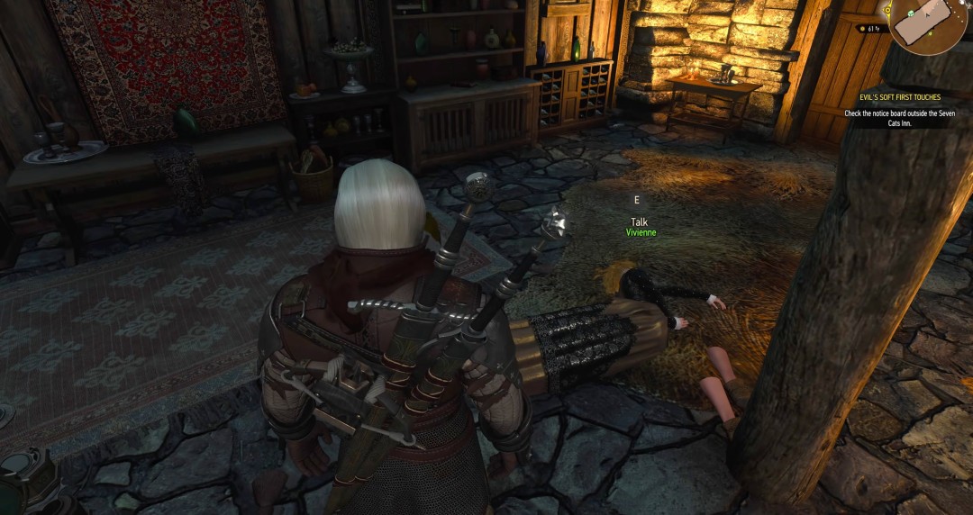 游戏内薇薇安小屋内部视角：木质地板、壁炉余烬未冷，窗边藤蔓垂落，镜头聚焦在空荡床铺旁倒地的身影，氛围凝重而寂寥