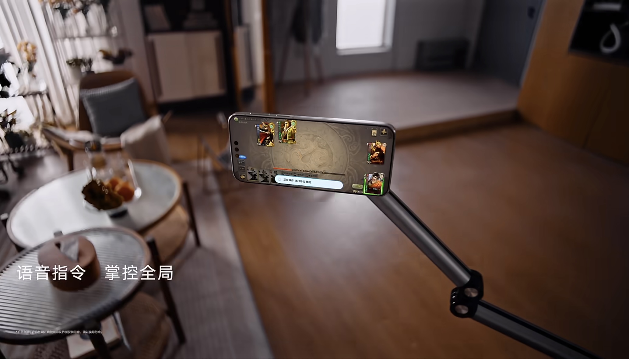 鸿蒙版《三国杀》声控对战实机画面：手机屏幕显示紧张对局界面，角色头像旁浮现动态语音波形图标，底部悬浮小艺游戏助手微光提示条，整体UI适配深色鸿蒙主题