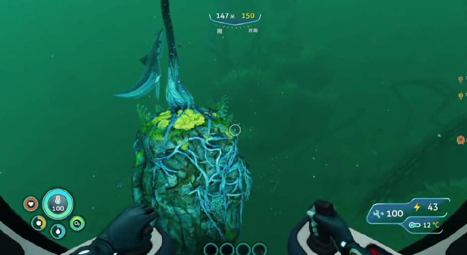 玩家角色手持探照灯在狭窄冰缝中穿行，左手边岩壁嵌满细碎金刚石，右上方可见半透明冰层外游弋的巨型阴影生物轮廓