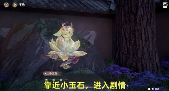 小玉石在火锅坊内托腮微笑的特写镜头，头顶飘着一缕袅袅白烟，身旁小桌上摆着两碗热腾腾的红油火锅