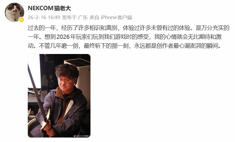 《昭和米国物语》官方宣传图：霓虹色调街道上，身着复古皮衣的少女蝶子背对镜头站立，头顶悬浮着巨型美式汉堡与日式招财猫融合的奇异招牌，背景闪烁着80年代感十足的像素风广告牌