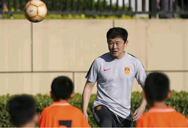 游戏内核心界面截图：左侧为三维动态训练场，球员正进行带球绕桩；右侧为数据面板，实时显示‘触球精度’‘抗压值’‘团队默契’三项成长指标曲线