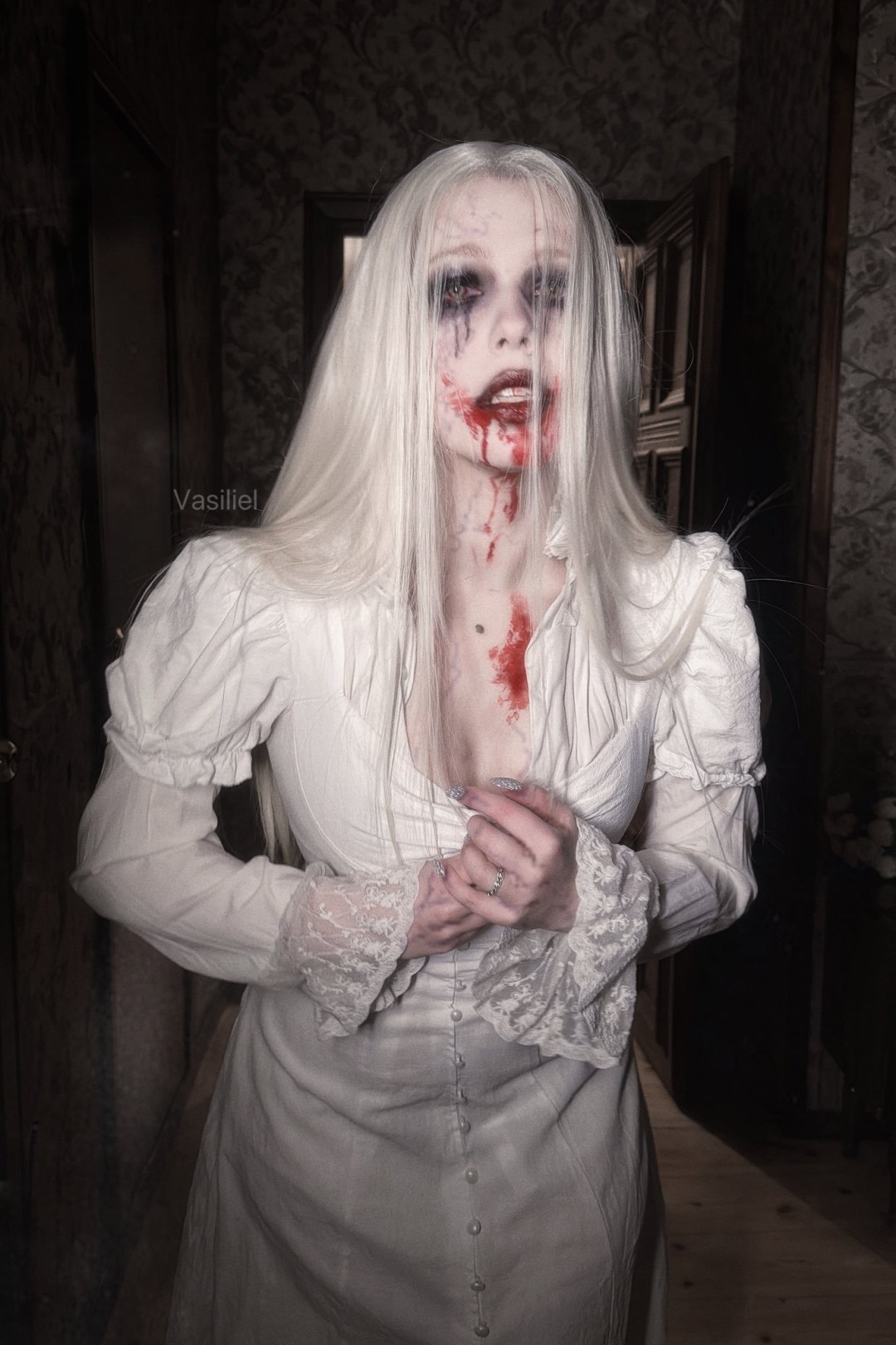 《生化危机：安魂曲》游戏内实机画面：昏暗走廊尽头，Selena Corey背对镜头站立，身着破败维多利亚风白裙，双臂微张，头部后仰，仿佛正发出无声却令人脊背发凉的咏叹