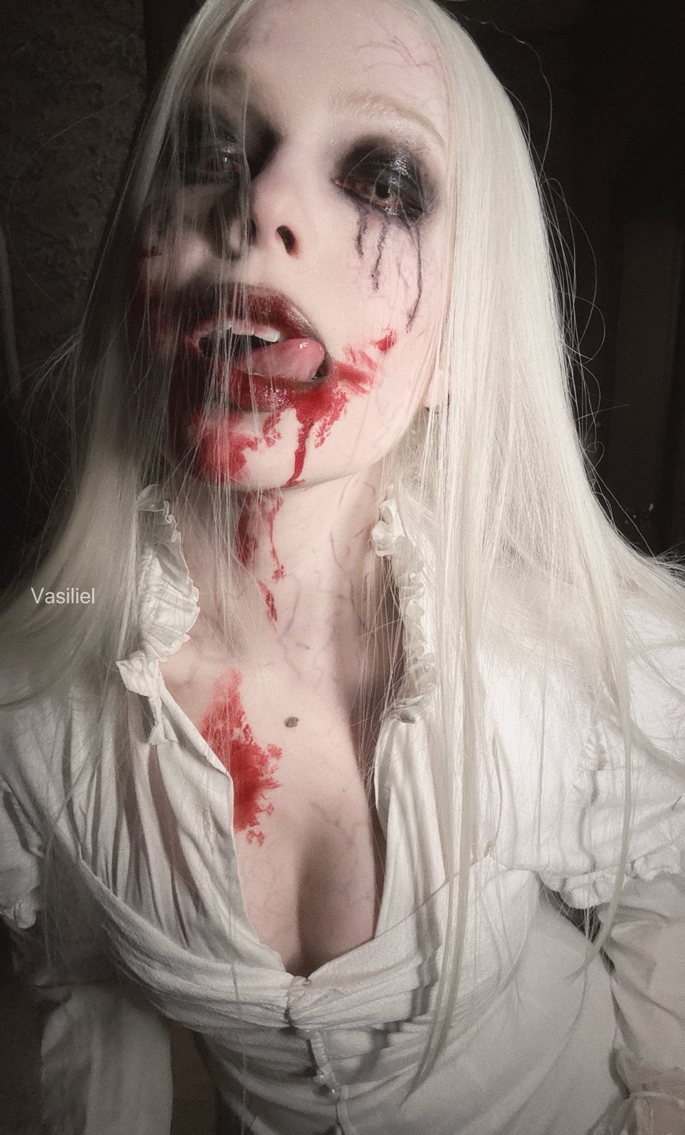 游戏概念图：年轻时的Selena Corey站在舞台追光下微笑献唱，裙摆飞扬，与后续丧尸形象形成残酷镜像对照