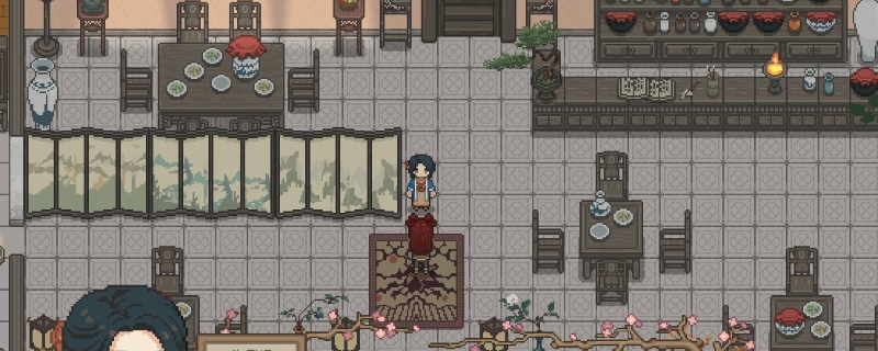 《桃源村日志》中NPC盛文秀立于木作工坊前的温馨场景，身后陈列着翡翠光泽的家具半成品与古风工具架