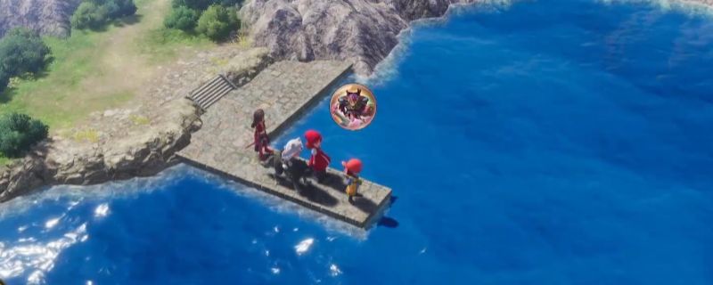 《勇者斗恶龙7：重制版》游戏内实机画面：泛着幽蓝微光的‘巫妖骑士之心’悬浮于古旧码头木桩旁，背景为郁郁葱葱的南方森林与远处海面波光