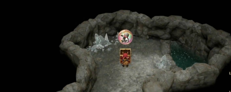 《勇者斗恶龙7：重制版》游戏内瀑布潭洞窟场景截图：幽蓝色水幕倾泻而下，潮湿岩壁泛着微光，前景可见一个带有铜环的古旧木质宝箱，箱盖微启散发淡紫色魔法光晕