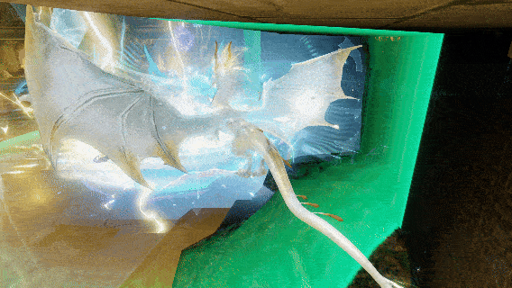 冰封应龙形态实战片段：角色腾空旋舞，召唤巨型冰风暴席卷全场，地面冻结蔓延，小队成员头顶同步浮现蓝色‘裂冰’增益图标