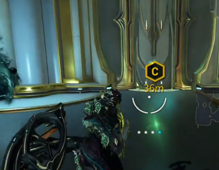 玩家角色站在左侧平台前，伸手触碰浮空控制器，界面弹出‘序列校准中…’提示，背景古树能量流微微明灭