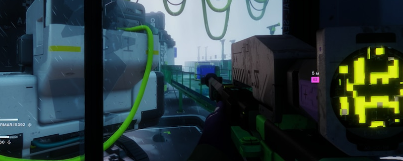 《失落星船：马拉松》游戏内V85断路器武器特写，银灰金属质感枪身搭配幽蓝能量导管，枪口泛着微光，背景为太空站冷色调工业场景