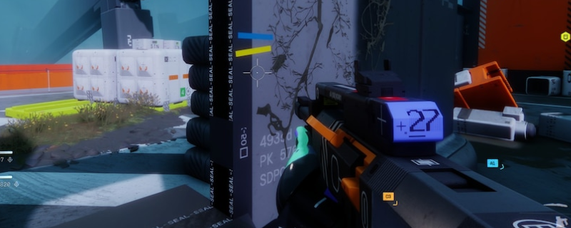 《失落星船：马拉松》游戏内米斯里亚2442特写镜头：哑光黑金属枪身搭配橙色机械瞄具，泵动式护木清晰可见，背景为太空站锈蚀金属走廊