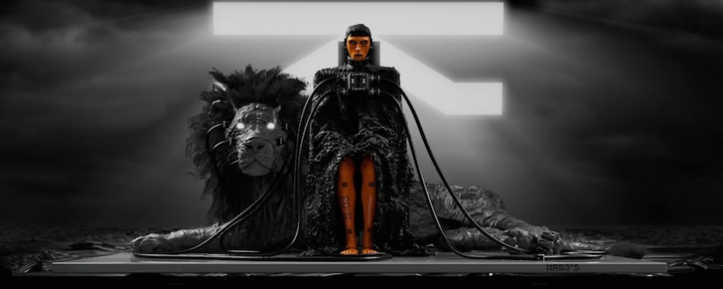 《失落星船：马拉松》游戏内V22电压投掷器特写界面，银灰流线型枪身泛着冷光，HUD显示‘PRECISION: 74.1’和‘LOCK-ON ACTIVE’动态标识