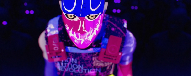 《失落星船：马拉松》游戏内铜头射频武器特写，金属质感枪身搭配蓝色能量导管，枪口微泛电弧光效，背景为灰蓝色太空站走廊场景