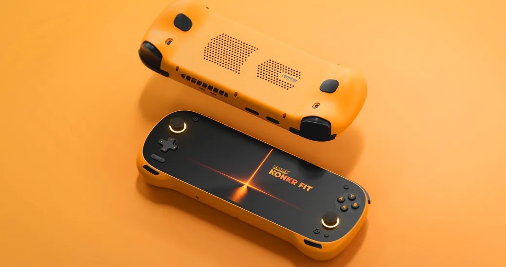 AYANEO KONKR FIT掌机正面特写：轻薄机身搭配7英寸高刷OLED屏幕，金属边框泛出冷冽光泽，右下角可见AMD锐龙AI标识