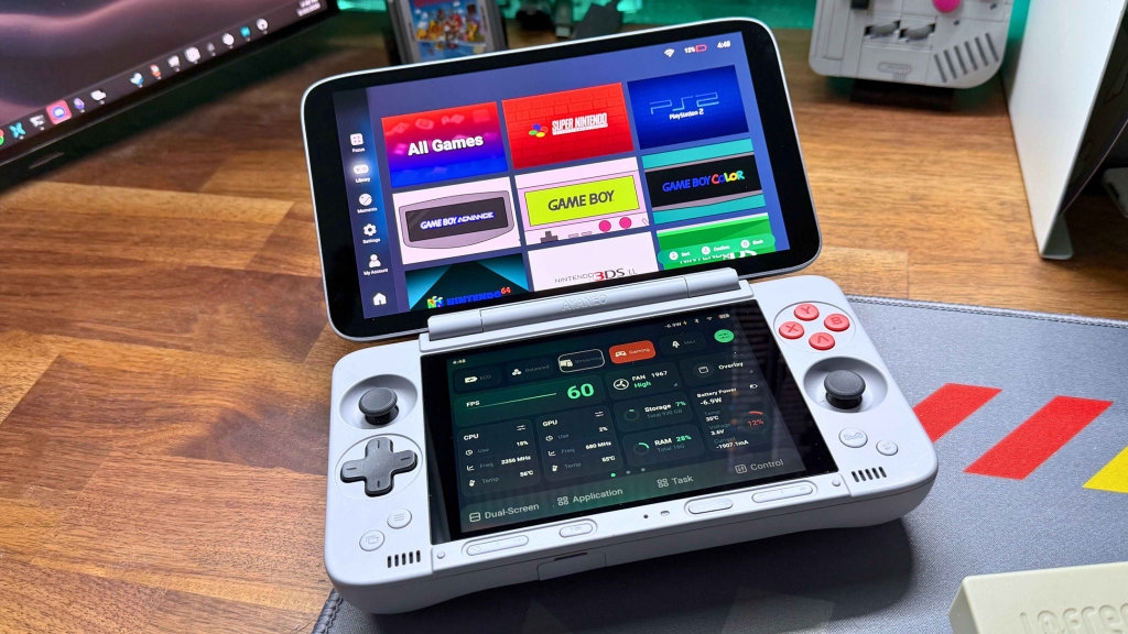 AYANEO安卓掌机全家福横拍图：从左至右依次为Pocket VERT、S Mini、DS、FIT G3 Gen3及FIT 8 Elite，机身表面均印有醒目‘Pocket’字样与渐变色装饰条