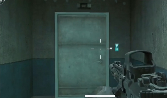 密码门特写画面，不锈钢材质门体中央嵌有数字触控屏，屏幕显示待输入状态，背景管线交错分布