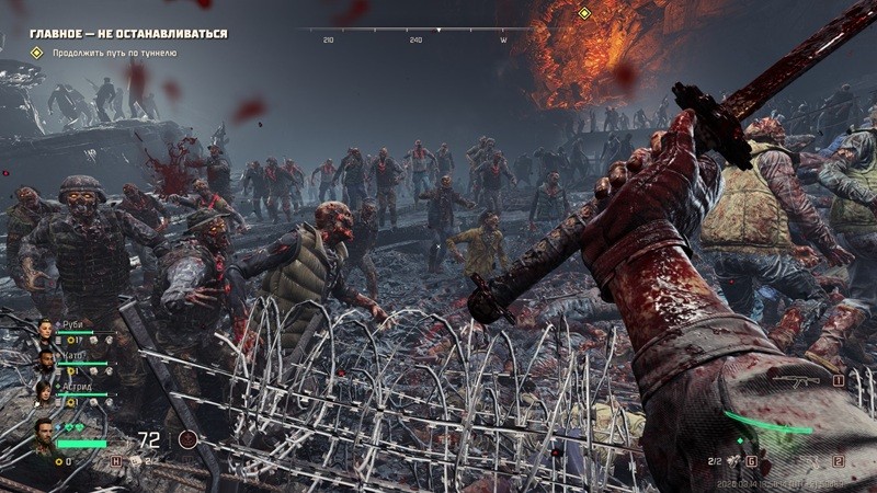 游戏内实机画面：改装皮卡冲入工业区锈蚀铁门，车头撞飞三只僵尸，主角跃下车挥舞电锯横扫，地面血迹与断肢四散