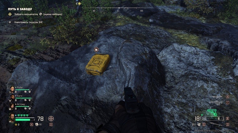 俯视角战斗场景：主角背靠掩体单膝跪地，左手紧握冒烟汽油罐，右侧三只丧尸呈扇形包围态势，地面残留焦黑击打痕迹