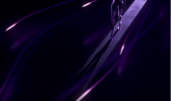 动态分镜截图：紫色光带如导引导弹般沿S形轨迹疾驰，末端汇聚成模糊但极具辨识度的英雄侧脸剪影，背景虚化处隐约可见保时捷方向盘LOGO与LOL手游回城特效融合纹样