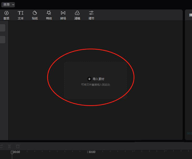 视频素材导入界面，多个MP4文件整齐排列，鼠标悬停在‘春节家庭聚会’片段上显示时长与分辨率信息