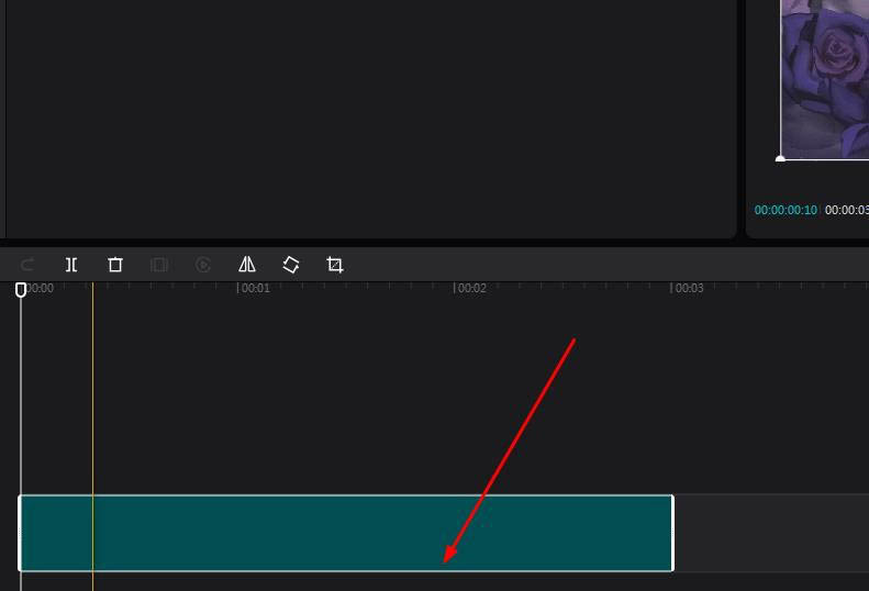 特效应用过程特写：手指长按‘模糊开场’图标，拖拽轨迹线延伸至轨道最左端，轨道上方浮现绿色吸附提示框