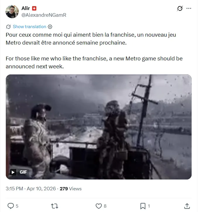 暗调艺术渲染图：主角背影伫立于幽深地铁隧道尽头，手电光束刺破浓稠黑暗，前方隐约浮现扭曲变异体的剪影与渗血墙壁，整体色调冷峻压抑，充满心理压迫感